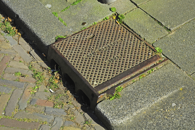 900887 Afbeelding van een gietijzeren afvoerput (trottoirkolk) in de stoeprand van de Bekkerstraat te Utrecht, met het ...